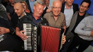 Zadar, 190513.
Lokalni izbori 2013.
Stozer HDZ-a.
HDZ slavi pobjedu na lokalnim izborima. Prema nesluzbenim rezultatima pobijedili su u utrci za zupanijsku skupstinu, gradsko vijece, stari novi zupan Stipe Zrilic je takodjer premocno pobijedio, a Bozidar Zadar, 190513.
Lokalni izbori 2013.
Stozer HDZ-a.
HDZ slavi pobjedu na lokalnim izborima. Prema nesluzbenim rezultatima pobijedili su u utrci za zupanijsku skupstinu, gradsko vijece, stari novi zupan Stipe Zrilic je takodjer premocno pobijedio, a Bozidar