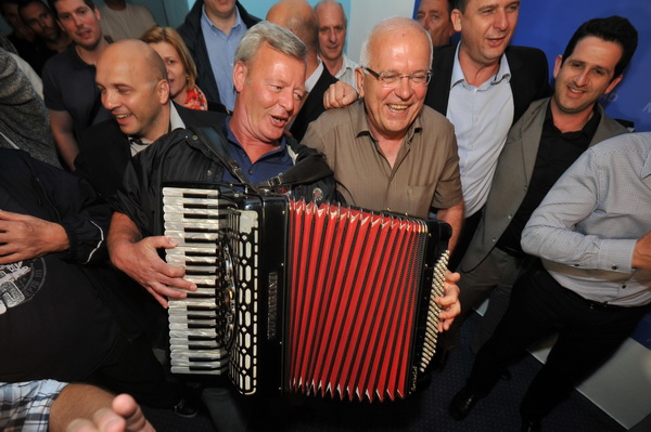 Zadar, 190513.
Lokalni izbori 2013.
Stozer HDZ-a.
HDZ slavi pobjedu na lokalnim izborima. Prema nesluzbenim rezultatima pobijedili su u utrci za zupanijsku skupstinu, gradsko vijece, stari novi zupan Stipe Zrilic je takodjer premocno pobijedio, a Bozidar Zadar, 190513.
Lokalni izbori 2013.
Stozer HDZ-a.
HDZ slavi pobjedu na lokalnim izborima. Prema nesluzbenim rezultatima pobijedili su u utrci za zupanijsku skupstinu, gradsko vijece, stari novi zupan Stipe Zrilic je takodjer premocno pobijedio, a Bozidar