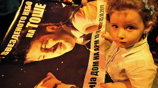 Skopje, 061011.
Fanovi megazvijezde Tose Proeskog i dalje obiljezavaju 5 listopad, dan kada je odrzao svoj posljednji koncert u Skopju.Tim se povodom na trgu ‘Makedonija’ u Skopju odrzala tradicionalna manifestacija ‘Zvjezdano nebo za Tosu’ koja je tra Skopje, 061011.
Fanovi megazvijezde Tose Proeskog i dalje obiljezavaju 5 listopad, dan kada je odrzao svoj posljednji koncert u Skopju.Tim se povodom na trgu ‘Makedonija’ u Skopju odrzala tradicionalna manifestacija ‘Zvjezdano nebo za Tosu’ koja je tra