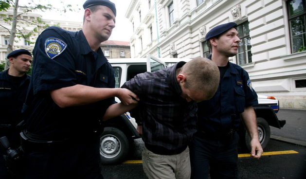 Zagreb, 080510. Zupanijski sud, Zrinjevac. Privodjenje navijaca Nikice Marovica koji je odgovoran za bacanje topovskog udara i ozlijedjivanje policajca. Foto: Damjan Tadic / CROPIX