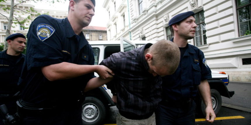 Zagreb, 080510. Zupanijski sud, Zrinjevac. Privodjenje navijaca Nikice Marovica koji je odgovoran za bacanje topovskog udara i ozlijedjivanje policajca. Foto: Damjan Tadic / CROPIX