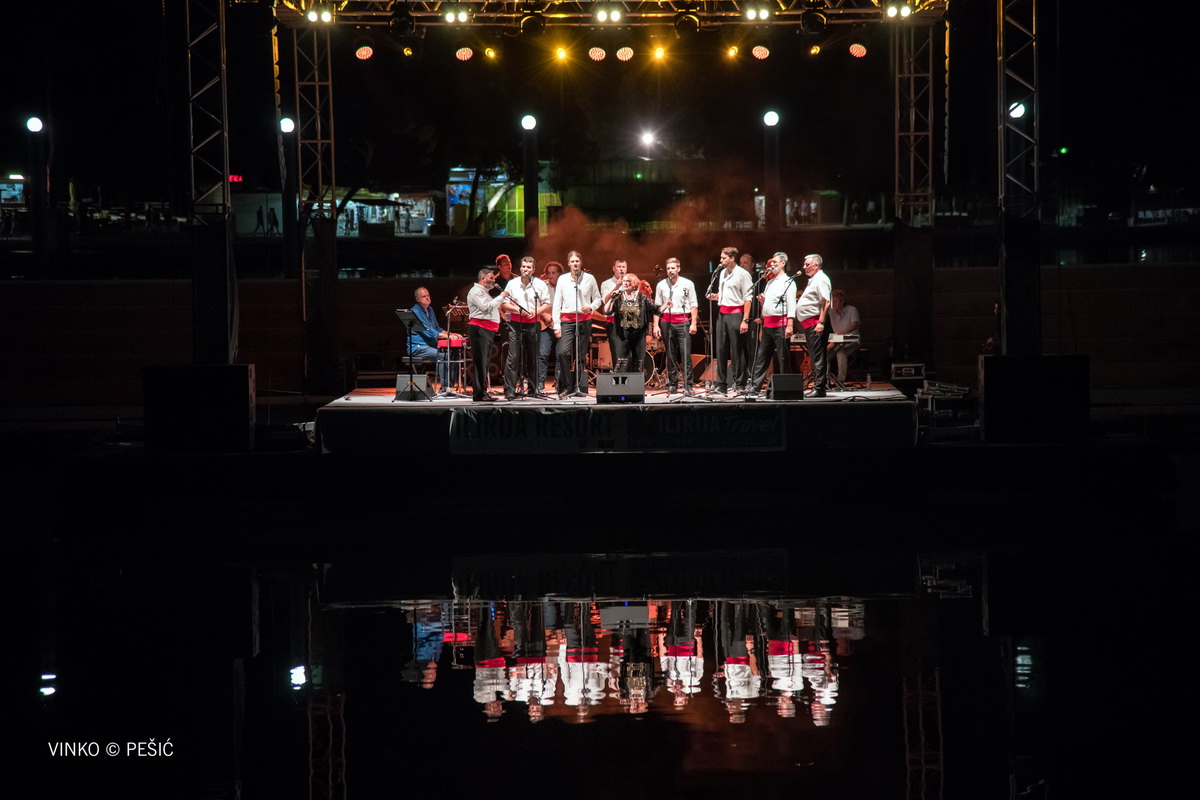 Zorica Kondža i klapa Cambi @ bazen Ilirije u Biogradu