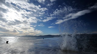Zadar, 281212.
U Zadru trenutno puse jaka tramontana (sjeverozapadni vjetar) koji na rivi stvara zanimljive prizore. Unatoc jakom vjetru i valovima, trajekti i katamarani plove redovito.
Na fotografiji: detalj s rive.
Foto: Luka Gerlanc / CROPIX Zadar, 281212.
U Zadru trenutno puse jaka tramontana (sjeverozapadni vjetar) koji na rivi stvara zanimljive prizore. Unatoc jakom vjetru i valovima, trajekti i katamarani plove redovito.
Na fotografiji: detalj s rive.
Foto: Luka Gerlanc / CROPIX