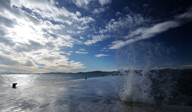 Zadar, 281212.
U Zadru trenutno puse jaka tramontana (sjeverozapadni vjetar) koji na rivi stvara zanimljive prizore. Unatoc jakom vjetru i valovima, trajekti i katamarani plove redovito.
Na fotografiji: detalj s rive.
Foto: Luka Gerlanc / CROPIX