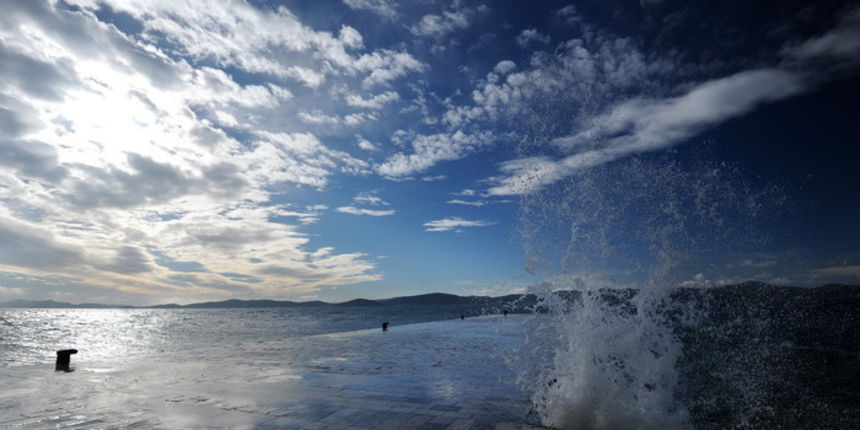 Zadar, 281212.
U Zadru trenutno puse jaka tramontana (sjeverozapadni vjetar) koji na rivi stvara zanimljive prizore. Unatoc jakom vjetru i valovima, trajekti i katamarani plove redovito.
Na fotografiji: detalj s rive.
Foto: Luka Gerlanc / CROPIX Zadar, 281212.
U Zadru trenutno puse jaka tramontana (sjeverozapadni vjetar) koji na rivi stvara zanimljive prizore. Unatoc jakom vjetru i valovima, trajekti i katamarani plove redovito.
Na fotografiji: detalj s rive.
Foto: Luka Gerlanc / CROPIX
