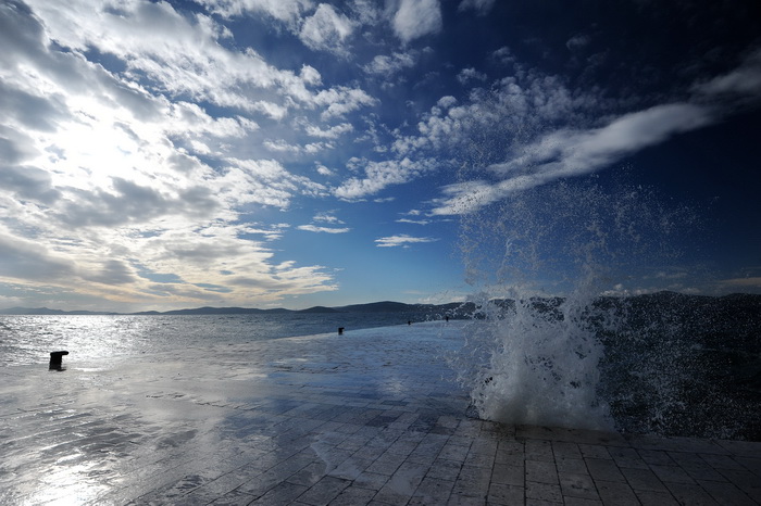 Zadar, 281212.
U Zadru trenutno puse jaka tramontana (sjeverozapadni vjetar) koji na rivi stvara zanimljive prizore. Unatoc jakom vjetru i valovima, trajekti i katamarani plove redovito.
Na fotografiji: detalj s rive.
Foto: Luka Gerlanc / CROPIX Zadar, 281212.
U Zadru trenutno puse jaka tramontana (sjeverozapadni vjetar) koji na rivi stvara zanimljive prizore. Unatoc jakom vjetru i valovima, trajekti i katamarani plove redovito.
Na fotografiji: detalj s rive.
Foto: Luka Gerlanc / CROPIX