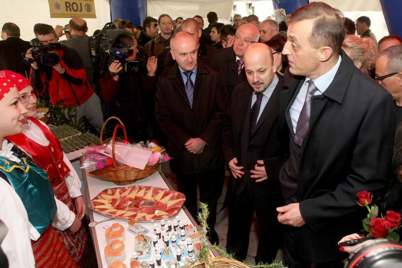 Pod nazivom Ponosno nase na Poljani Sime Budnica prvi put postavljen sajam na kojem su braniteljske udruge predstavile svoje proizvode. Photo: Dino Stanin/PIXSELL Pod nazivom Ponosno nase na Poljani Sime Budnica prvi put postavljen sajam na kojem su braniteljske udruge predstavile svoje proizvode. Photo: Dino Stanin/PIXSELL