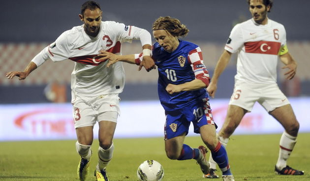 Zagreb, 151111.Uzvratna nogometna utakmica dodatnih kvalifikacijska za odlazak na Euro 2012 u Poljsku i Ukrajinu, izmedju Hrvatske i Turske.Na slici: Luka Modric sa loptom pored Omer Toprak u pozadini Hamit Altintop.Foto: Drago Sopta / CROPIX