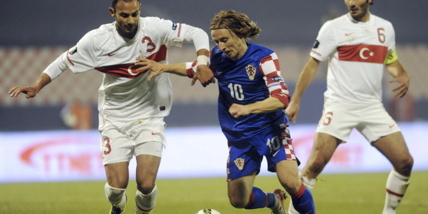 Zagreb, 151111.Uzvratna nogometna utakmica dodatnih kvalifikacijska za odlazak na Euro 2012 u Poljsku i Ukrajinu, izmedju Hrvatske i Turske.Na slici: Luka Modric sa loptom pored Omer Toprak u pozadini Hamit Altintop.Foto: Drago Sopta / CROPIX