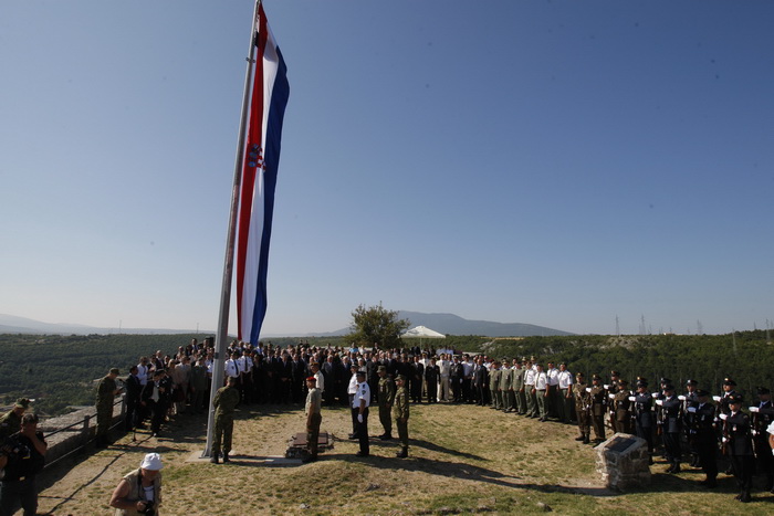 Knin, 050810.
Proslava Dana pobjede i 15. godisnjice akcije Oluja u Kninu. Podizanje zastave.
Na fotografiji: Luka Bebic, Ivo Josipovic, Jadranka Kosor
Foto: Jakov Prkic / Cropix Knin, 050810.
Proslava Dana pobjede i 15. godisnjice akcije Oluja u Kninu. Podizanje zastave.
Na fotografiji: Luka Bebic, Ivo Josipovic, Jadranka Kosor
Foto: Jakov Prkic / Cropix