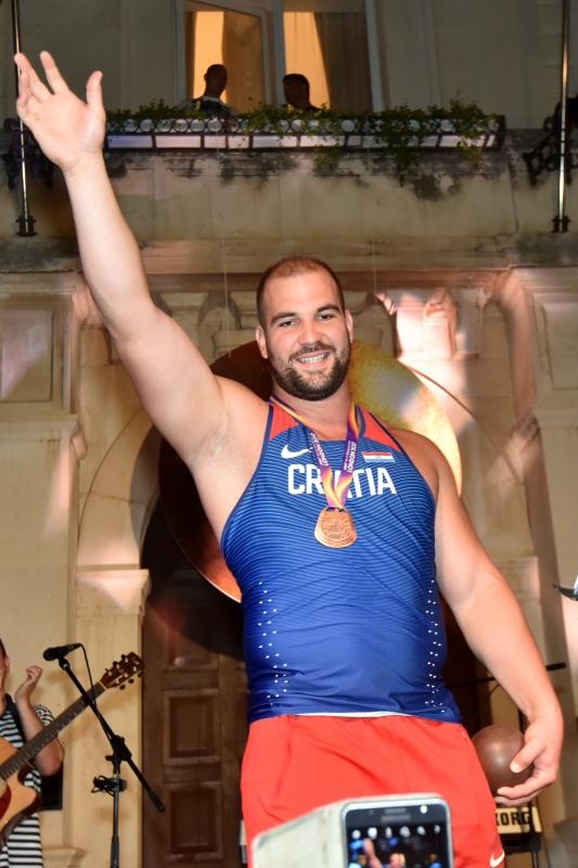 Svečani doček brončanog Stipe Žunića na Narodnom trgu