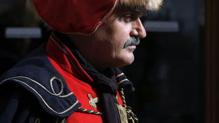 Zagreb, 181012.
Radiceva ulica.
Danas je, uzim centrom grada, marsirala pocasna satnija Kravat – pukovnije, i to povodom svjetskog dana kravate.
Foto: Damjan Tadic / CROPIX