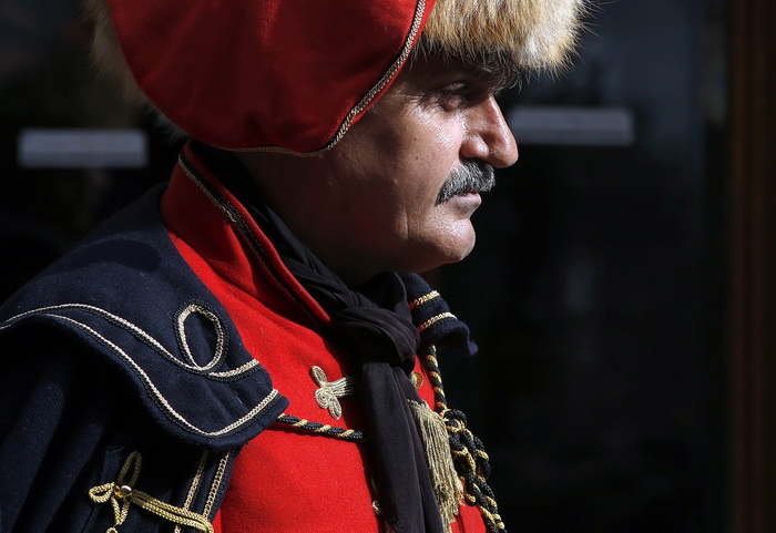 Zagreb, 181012.
Radiceva ulica.
Danas je, uzim centrom grada, marsirala pocasna satnija Kravat – pukovnije, i to povodom svjetskog dana kravate.
Foto: Damjan Tadic / CROPIX