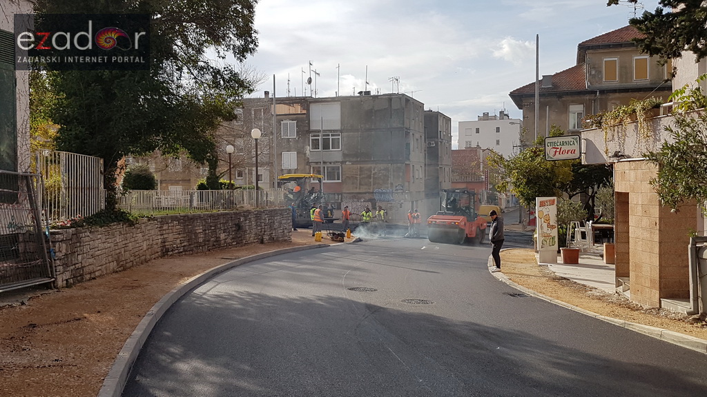 Na rekonstruirano križanje u Vruljici postavlja se završni sloj asfalta Na rekonstruirano križanje u Vruljici postavlja se završni sloj asfalta