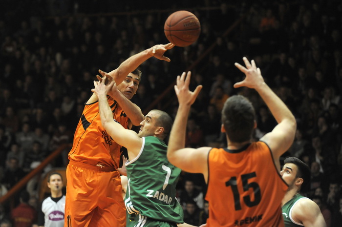 Sibenik ,170213.
Dvorana Baldekin 
Derbi utakmica izmedju GKK Sibenik i Sonik Puntamika Zadar za prvaka A2 Hrvatske kosarkaske lige Jug.
Foto: Niksa Stipanicev / CROPIX