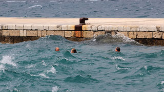 Kupači na zadarskoj rivi 19. svibnja 2013.  Foto: Roberto Lerga