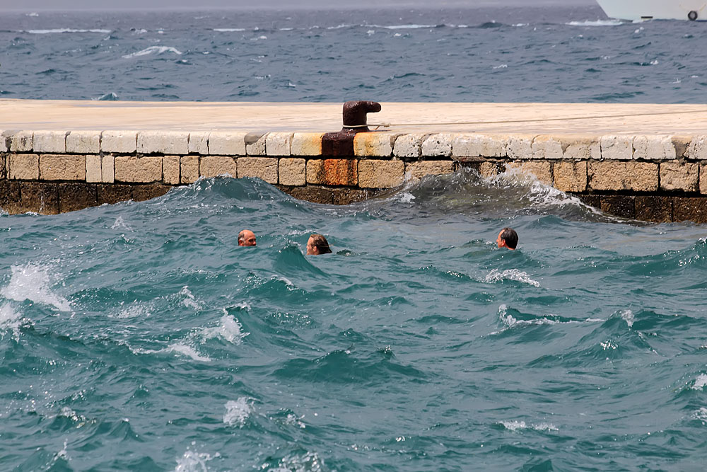 Kupači na zadarskoj rivi 19. svibnja 2013.  Foto: Roberto Lerga