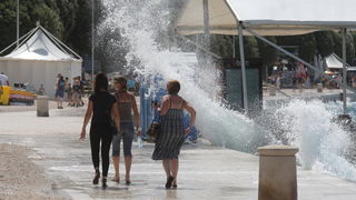 Zadar, 200711.
Jaka tramontana (sjeverni vjetar ) razbijala je valove o obalu i pri tom pravila probleme u prometu uz more i uveseljavala turiste na zadarskoj rivi.
Foto: Vladimir Ivanov / CROPIX