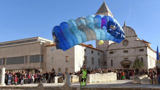 Djedice Mrazovi spustili se padobranom na Forum