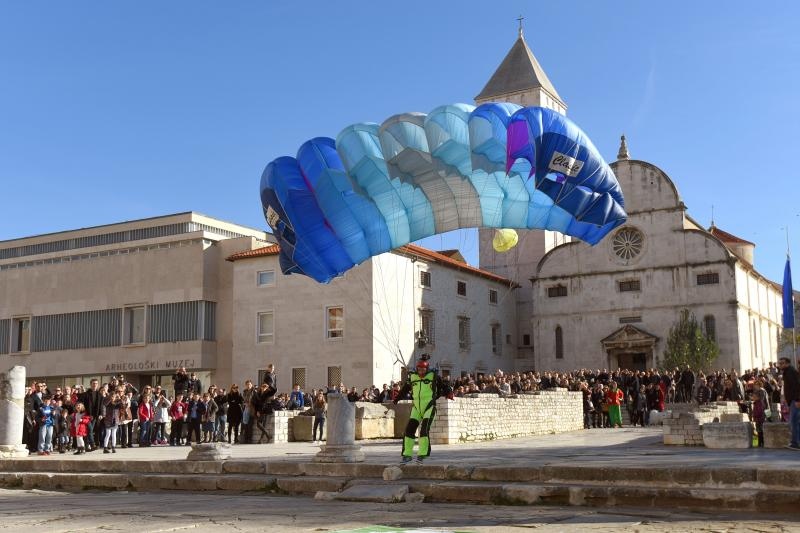 Djedice Mrazovi spustili se padobranom na Forum