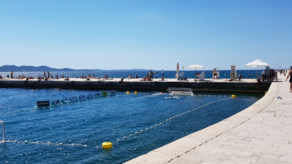 Đir uz more 19. srpnja 2016. – Uvala Draženica, kupalište Jadran, Moprske orgulje i Pozdrav suncu, zadarska riva… Foto: Mladen Malik Đir uz more 19. srpnja 2016. – Uvala Draženica, kupalište Jadran, Moprske orgulje i Pozdrav suncu, zadarska riva… Foto: Mladen Malik