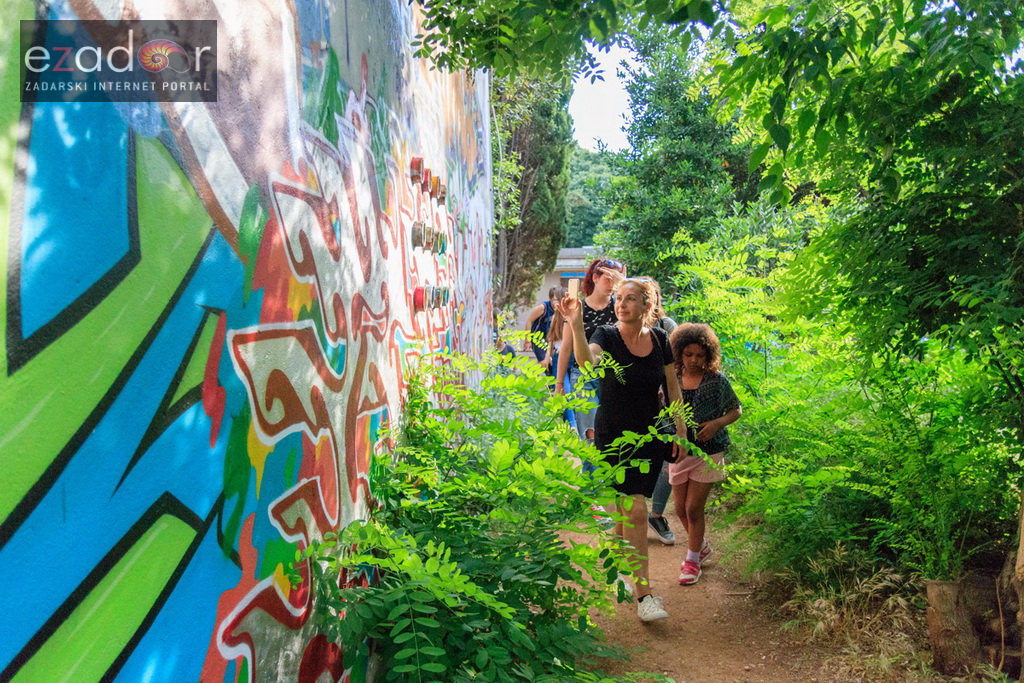 Simboličnim rušenjem zida započeo je urbani festival KvartArt na Voštarnici