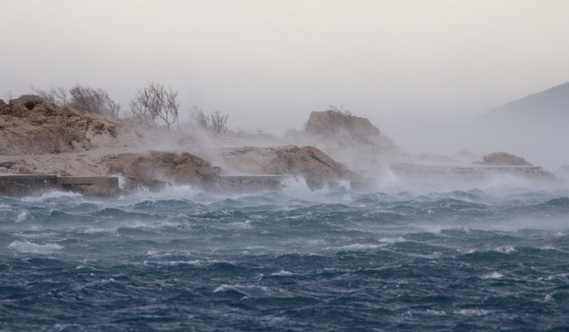 Makarska, 250111. 
Olujna bura koja na makarskom podrucju puse s udarima do 150 km/h uzrok je prekida trajektne linije Makarska-Sumartin (o. Brac) i Drvenik-Sucuraj (o.Hvar) a zabiljezena je i uobicajena materijalna steta koju je jaki vjetar prouzrocio.
N