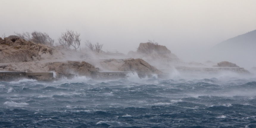 Makarska, 250111.
Olujna bura koja na makarskom podrucju puse s udarima do 150 km/h uzrok je prekida trajektne linije Makarska-Sumartin (o. Brac) i Drvenik-Sucuraj (o.Hvar) a zabiljezena je i uobicajena materijalna steta koju je jaki vjetar prouzrocio.
N Makarska, 250111.
Olujna bura koja na makarskom podrucju puse s udarima do 150 km/h uzrok je prekida trajektne linije Makarska-Sumartin (o. Brac) i Drvenik-Sucuraj (o.Hvar) a zabiljezena je i uobicajena materijalna steta koju je jaki vjetar prouzrocio.
N