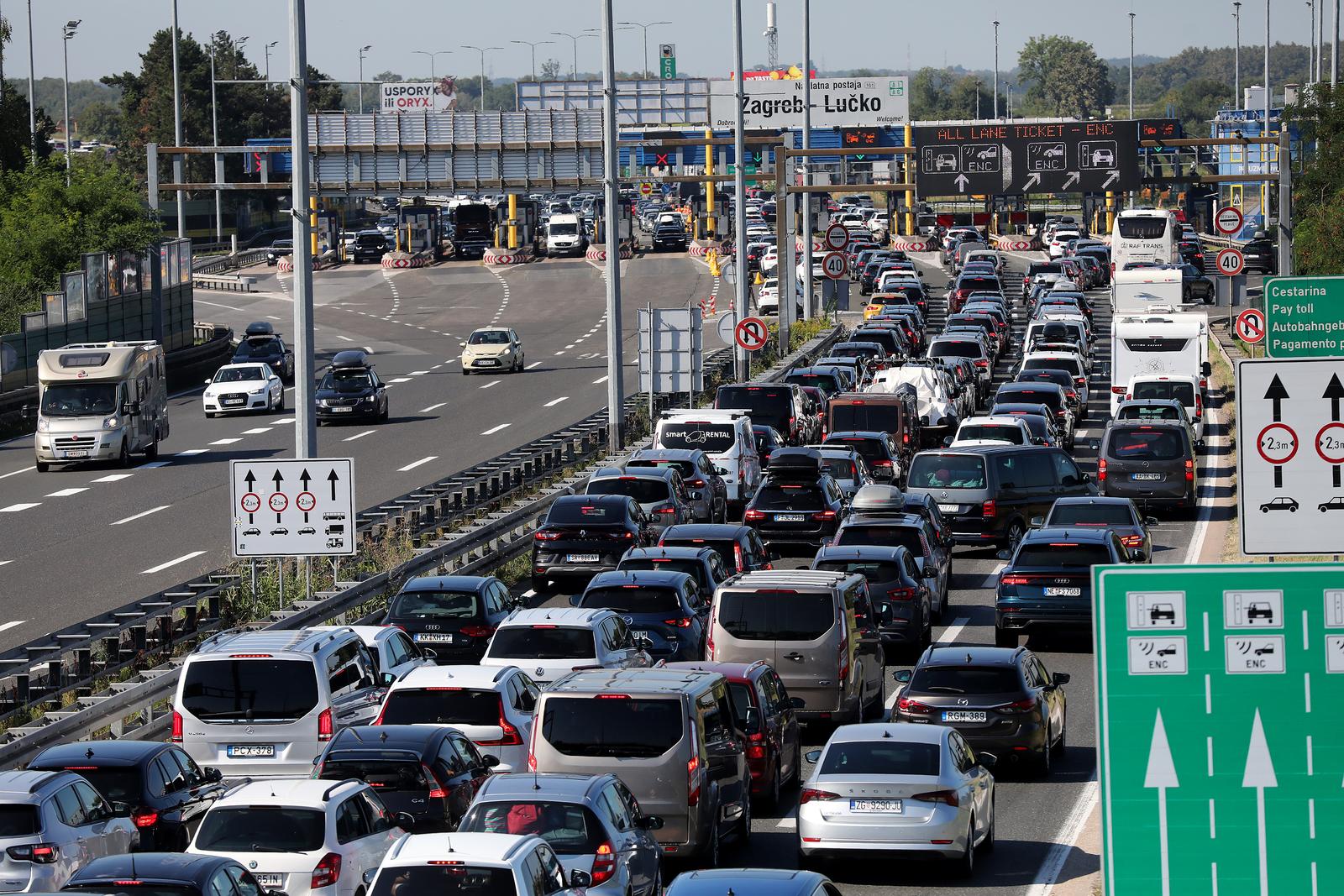 Gužve na naplatnim kućicama Lučko u smjeru mora