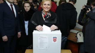 Zagreb – Predsjednicka kandidatkinja Kolinda Grabar Kitarovic glasovala je u drugom krugu predsjednickih izbora. Photo: Grgur Zucko/PIXSELL Zagreb – Predsjednicka kandidatkinja Kolinda Grabar Kitarovic glasovala je u drugom krugu predsjednickih izbora. Photo: Grgur Zucko/PIXSELL