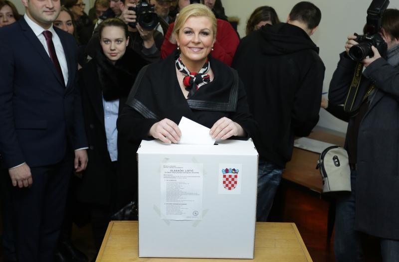 Zagreb – Predsjednicka kandidatkinja Kolinda Grabar Kitarovic glasovala je u drugom krugu predsjednickih izbora. Photo: Grgur Zucko/PIXSELL Zagreb – Predsjednicka kandidatkinja Kolinda Grabar Kitarovic glasovala je u drugom krugu predsjednickih izbora. Photo: Grgur Zucko/PIXSELL