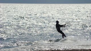 Druzenje uz surf i kite na plazi Makarska u Sukosanu Druzenje uz surf i kite na plazi Makarska u Sukosanu