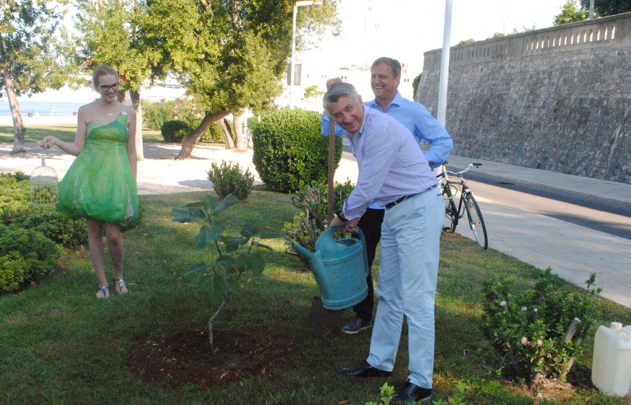 Gradonačelnik Dukić i župan Longin posadili smokvu kod Morskih orgulja