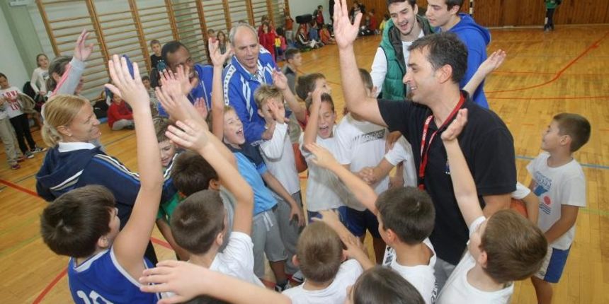 Ogledni košarkaški trening ŠK Zadar u OŠ “Šime Budinić”. Foto: Dino Stanin/PIXSELL