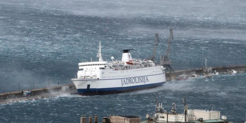 Nagnut brod Jadrolinije Dubrovnik na lukobranu rijecke luke. Olujno nevrijeme na rijeckom podrucju lomilo stabla, na moru stvaralo valove i otezalo normalan zivot gradjanima. Vatrogasci i komunalne sluzbe imaju pune ruke posla sa uklanjanjem posljedica ne