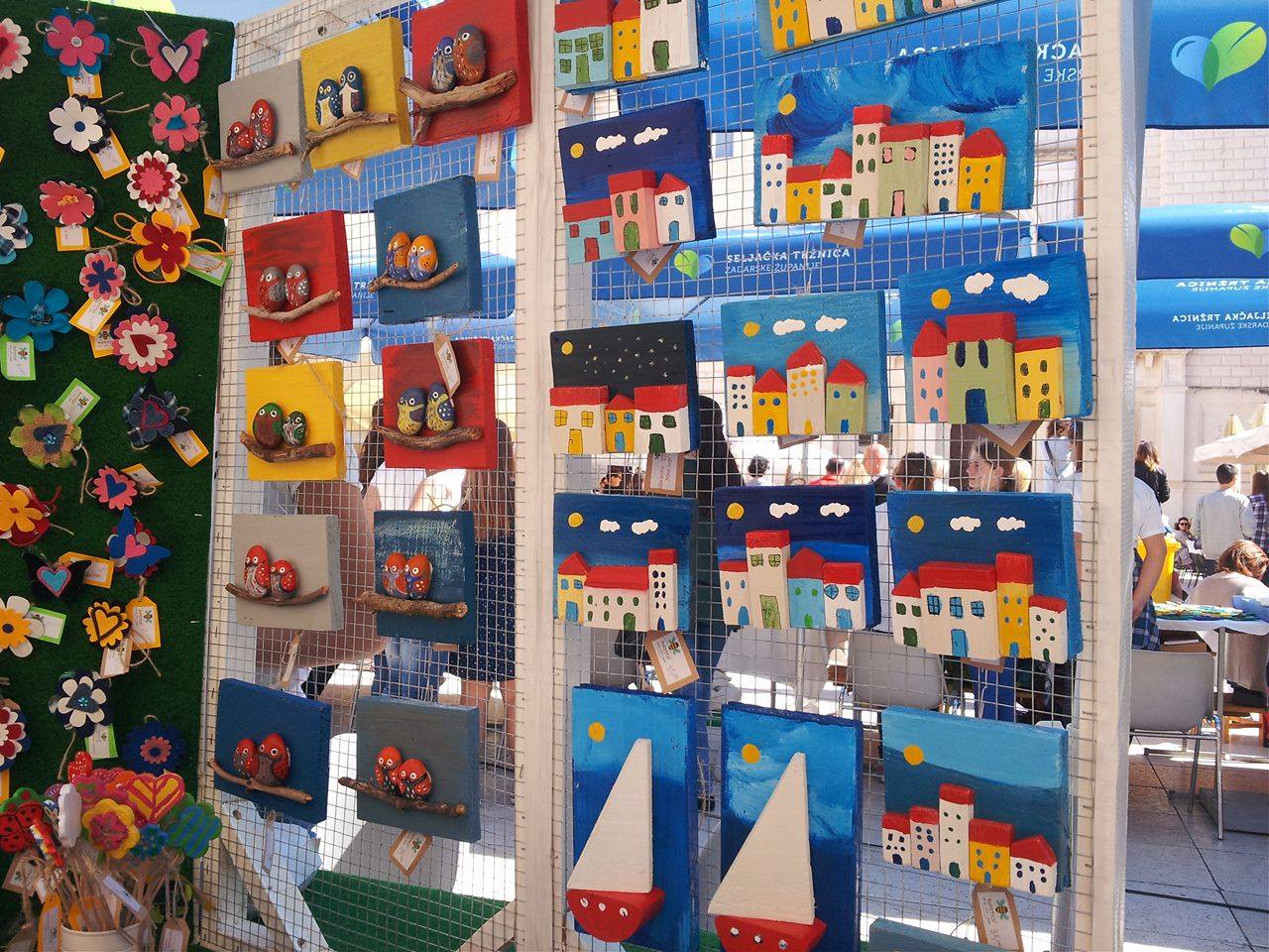 smotra učeničkih zadruga na Narodnom trgu; kreativnost na djelu; suveniri