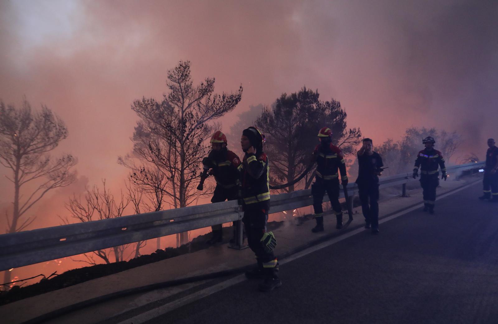 Tučepi: Požar se širi, zahvatio ranč i kuće, vatrogasci u akciji