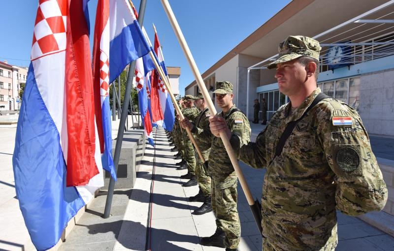 Knin: Generalna proba mimohoda uoči sutrašnje proslave 21. obljetnice VRA Oluja Knin: Generalna proba mimohoda uoči sutrašnje proslave 21. obljetnice VRA Oluja