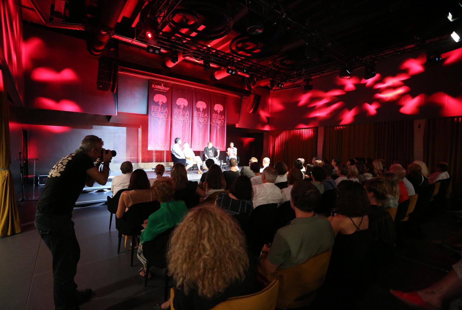 U kući umjetnosti Arsen održan okrugli stol: ‘Novinarstvo kao javno dobro ili korporativno zlo’ U kući umjetnosti Arsen održan okrugli stol: ‘Novinarstvo kao javno dobro ili korporativno zlo’