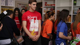 Zadarski maturanti donirali brašno Socijalnoj samoposluzi Zadarski maturanti donirali brašno Socijalnoj samoposluzi