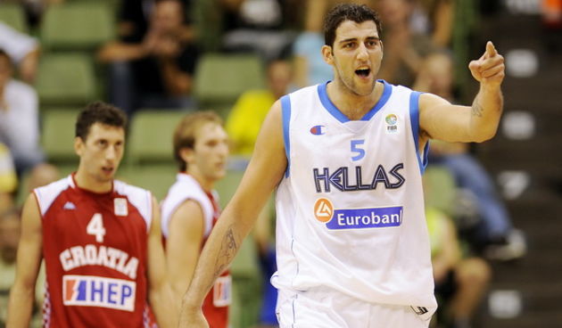 Poznan, 080909.
Arena Poznan.
Europsko prvenstvo u kosarci, 2. kolo skupine A izmedju Hrvatske i Grcke igra se u poljskom gradu Poznan.
Na slici: Ioannis Bourousis slavi nakon kosa u pozadini Roko Leni Ukic.
Foto: Drago Sopta  / CROPIX