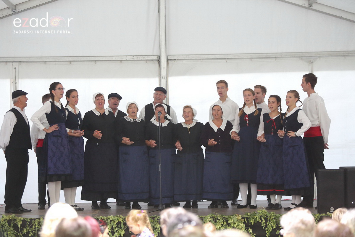 Bibinjci gradišćanskim Hrvatima darovali 1.82 metara visok kip sv. Roka Bibinjci gradišćanskim Hrvatima darovali 1.82 metara visok kip sv. Roka