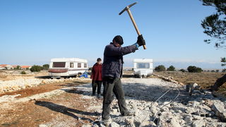 Vir, 190213.
Otok Vir. 
Kao sto je i najavljeno, pocelo je rusenje ilegalnih objekata. Polazisna tocka bagera je otok Vir na kojem je oko 8.000 bespravno izgradjenih objekata. Nesto prije 9 sati prvi je bager stigao na taj otok. Policija asistira na podru