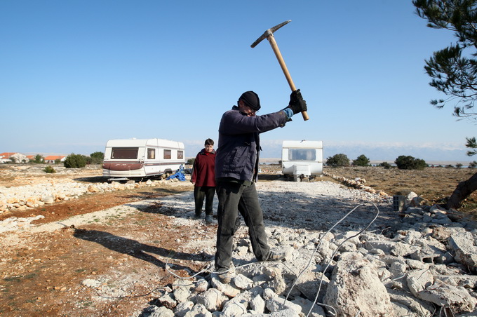 Vir, 190213.
Otok Vir. 
Kao sto je i najavljeno, pocelo je rusenje ilegalnih objekata. Polazisna tocka bagera je otok Vir na kojem je oko 8.000 bespravno izgradjenih objekata. Nesto prije 9 sati prvi je bager stigao na taj otok. Policija asistira na podru