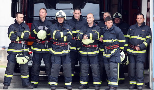 Zadar, 040510.
Danas su zadarski vatrogasci uprilicili primanje za uzvanike povodom Dana sv. Florijana i tom prilikom izveli nekoliko vjezbi gasenja pozara.
Na fotografiji : vatrogasci cekaju pocetak vjezbe.
Foto : Vladimir Ivanov / CROPIX