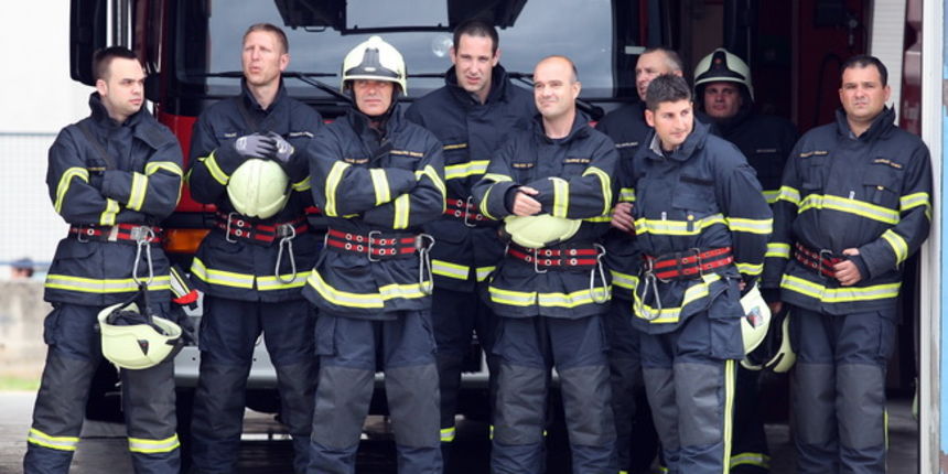 Zadar, 040510.
Danas su zadarski vatrogasci uprilicili primanje za uzvanike povodom Dana sv. Florijana i tom prilikom izveli nekoliko vjezbi gasenja pozara.
Na fotografiji : vatrogasci cekaju pocetak vjezbe.
Foto : Vladimir Ivanov / CROPIX