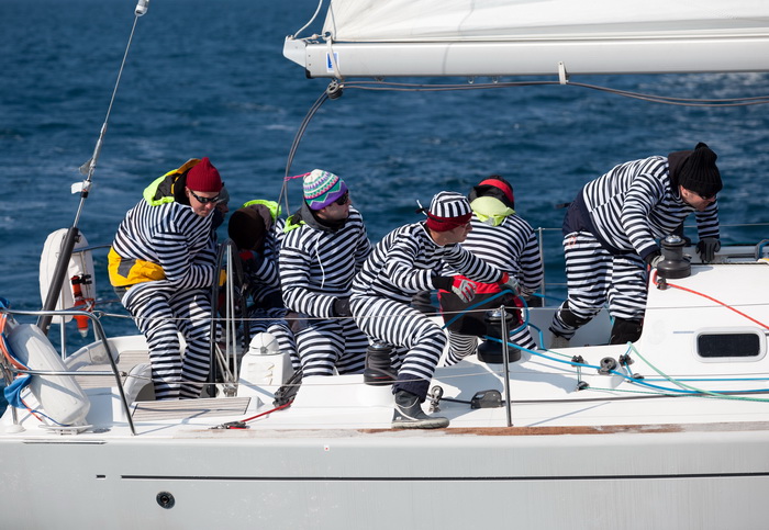 Zadar, 260211.
U Biogradskom akvatoriju se ovoga vikenda odrzava 11. Karnevalska regata. U tri jedrenja natjecati ce se 50-ak brodova.
Na slici: detalj sa subotnjeg jedrenja.
Foto: Vladimir Ivanov / CROPIX Zadar, 260211.
U Biogradskom akvatoriju se ovoga vikenda odrzava 11. Karnevalska regata. U tri jedrenja natjecati ce se 50-ak brodova.
Na slici: detalj sa subotnjeg jedrenja.
Foto: Vladimir Ivanov / CROPIX