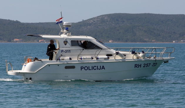 Zadar, 100411.
Nocas je nestao ribar iz mjesta Sukosan pored Zadra. Na more je izasao brodicom od 5 metara oko 22 sata a nije se vratio do 7 sati ujutro.
Na slici: mjestani i policija pretarazuju podrucje Tustice u potrazi za nestalim ribarom.
Foto: Vladi