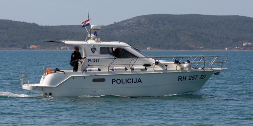 Zadar, 100411.
Nocas je nestao ribar iz mjesta Sukosan pored Zadra. Na more je izasao brodicom od 5 metara oko 22 sata a nije se vratio do 7 sati ujutro.
Na slici: mjestani i policija pretarazuju podrucje Tustice u potrazi za nestalim ribarom.
Foto: Vladi