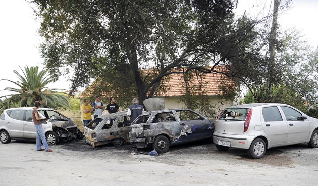 U noci sa cetvrtka na petak oko 4 sata u Supilovoj ulici na splitskom predjelu Meje doslo je do zapaljenja automobila pri cemu su dva potpuno izgorjela , a dva djelomicno. Na slici policijski ocevid na mjestu dogadaja. Foto: Josko Ponos /CROPIX